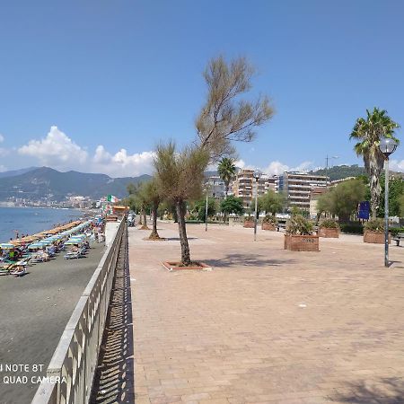 Holiday Home Casa Vacanze Salerno Luaran gambar